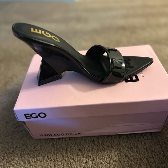 PAPRIKA POINTED PEEP TOE CUT OUT WEDGE HEEL MULE IN BLACK PATENT - Picture 4 of 5